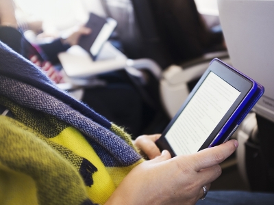 Trocar papéis por tablets deixa avião 16 kg mais leve e poupa R$ 13 milhões