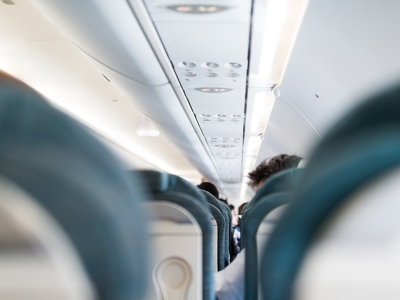 Por que voos internacionais de longa distância decolam geralmente à noite?