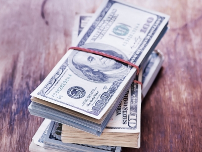 Dólar cai abaixo de R$ 5,10 com mercado à espera de deflação nos EUA